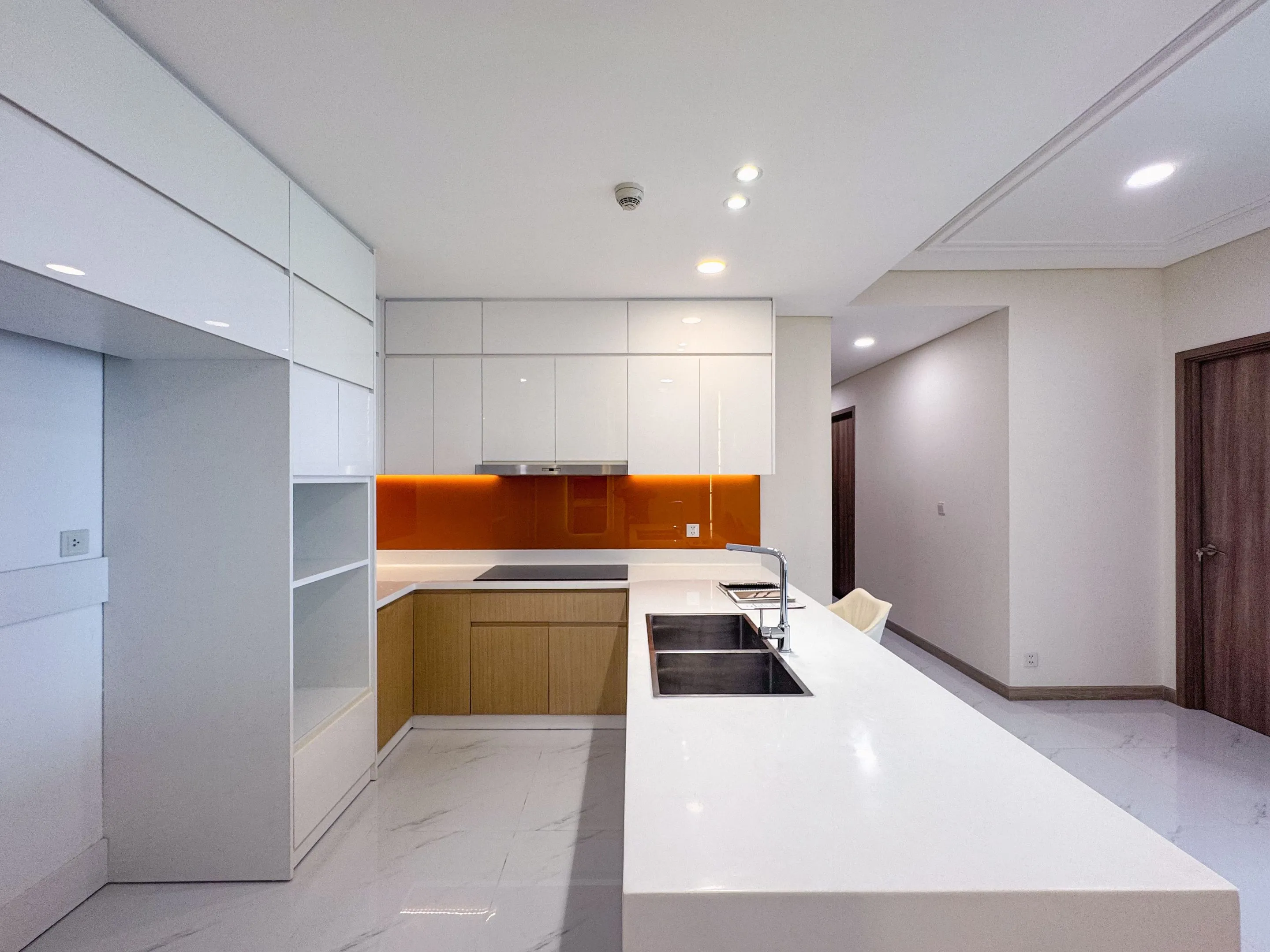 Glass splashbacks in 20 colours, made to measure across London